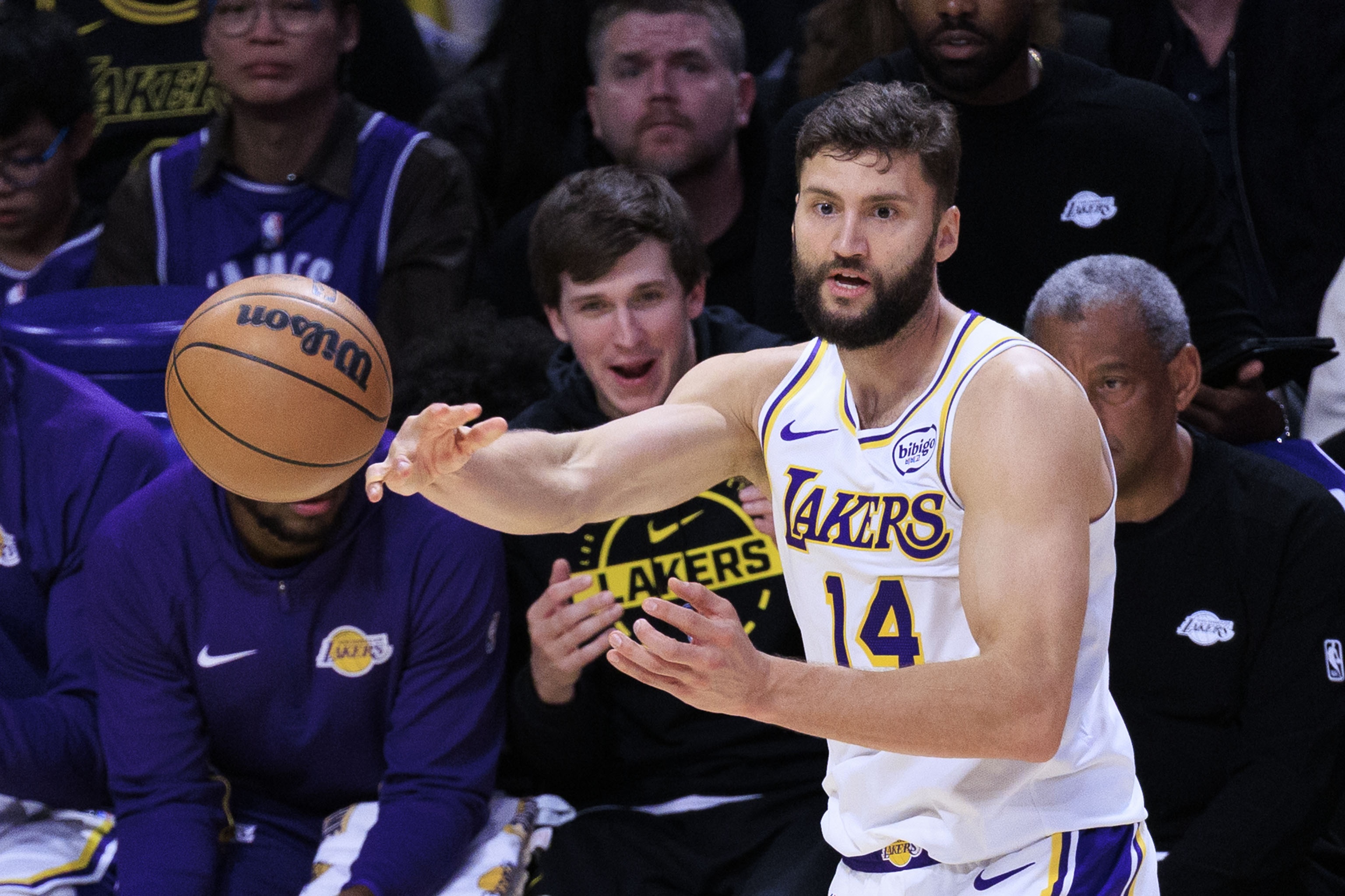 欧冠足球免费观看-关键卡位战！5连胜湖人挑战火箭 除克莱伯外其余人均可以出战！