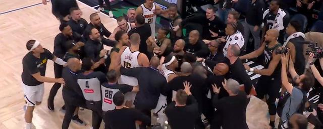 NBA在线直播平台-打起来了，约基奇输急眼引发团战，昔日总冠军屡次被森林狼打垮|掘金|明尼苏达森林狼队|尼古拉-约基奇|鲁迪-戈贝尔|鲁迪·戈贝尔_新浪体育_新浪新闻