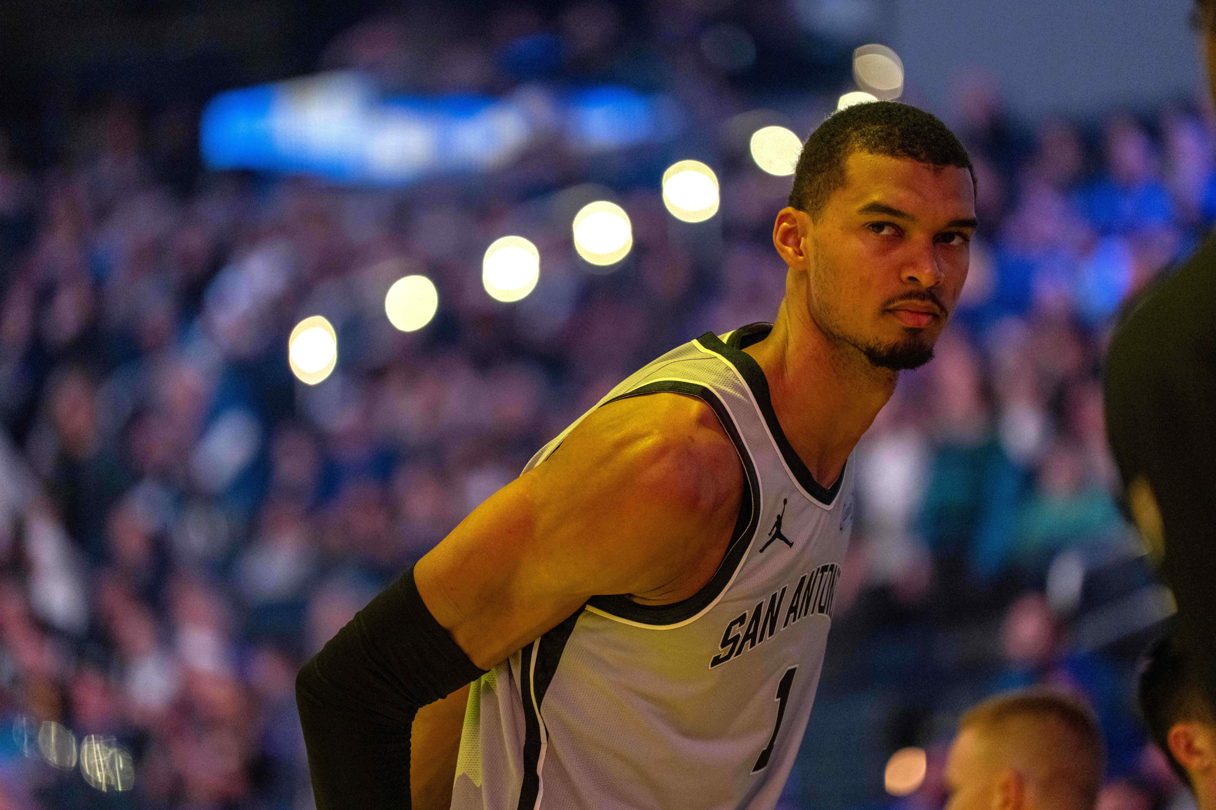 NBA在线直播平台-落后19分算个屁,我不仅扳平比分,超级大逆转,还要赢你们20多分|马刺|开拓者|福克斯|文班亚马|圣安东尼奥马刺队_新浪体育_新浪新闻